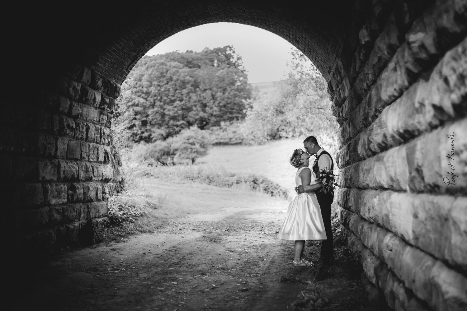 Brautpaar küssend im Tunnel