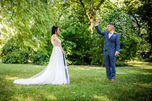 lustiges Hochzeitsfoto im Park am Schwanenteich in Zwickau