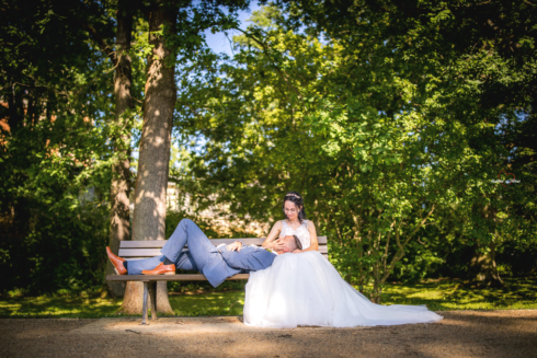 Brautpaar auf einer Bank im Park