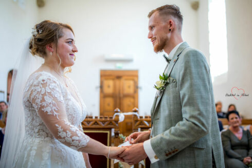 Paar bei der Trauung in der Hochzeitskapelle Callenberg