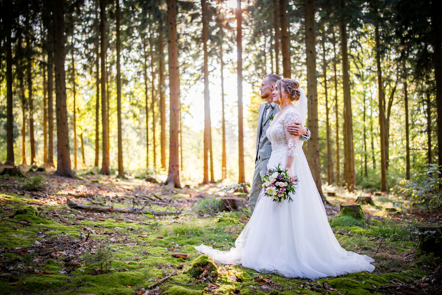 Hochzeitspaar blickt in die gleiche Richtung, romantischer Wald in Callenberg
