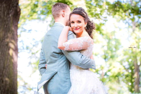 Braut und Bräutigam umarmen sich glücklich Chemnitz Schloßberg