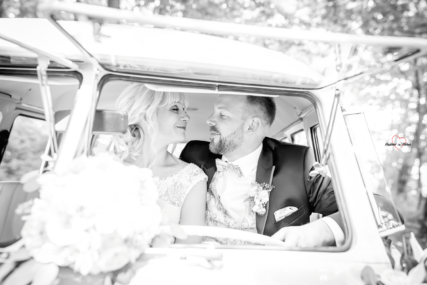 Brautpaar in einem VW Bulli im Wald bei Heinrichsort