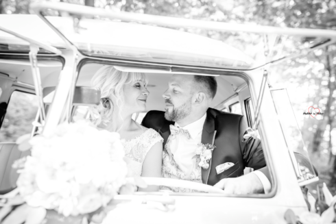 Brautpaar in einem VW Bulli im Wald bei Heinrichsort
