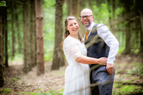 Hochzeitspaar im Wald