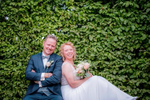 Brautpaar auf einer Bank im Schloß und Park Lichtenwalde