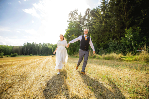 Brautpaar auf einem Stoppelfeld