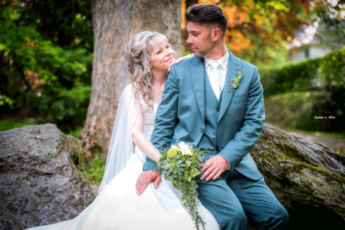 Brautpaar verliebt an der Burg Rabenstein in Chemnitz