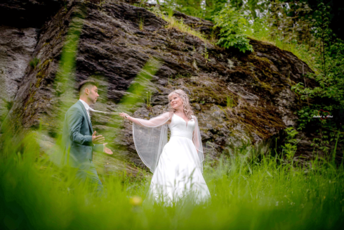 Brautpaar an den Felsen der Burg Rabenstein in Chemnitz