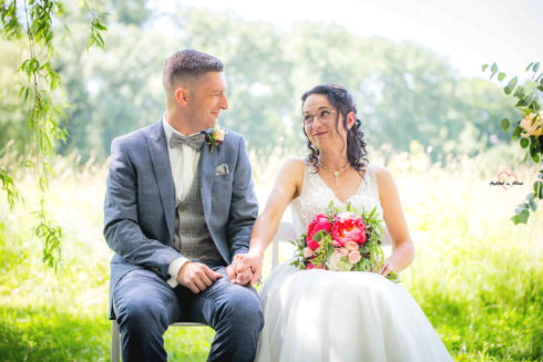 Brautpaar blickt sich verträumt an