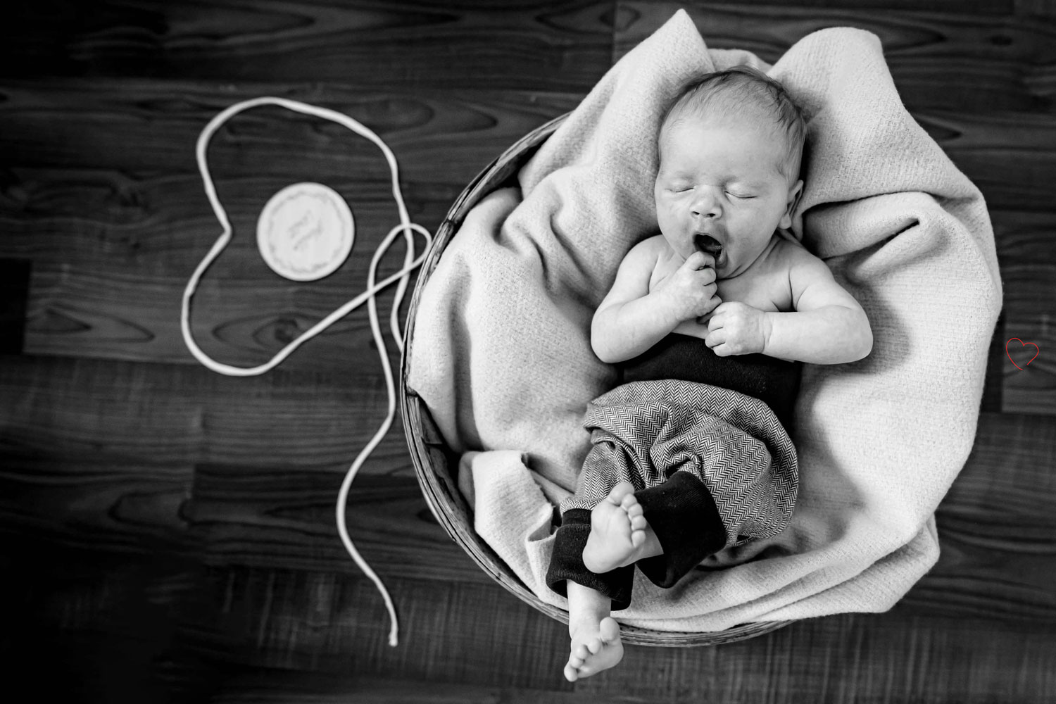 Newborn Fotografie -Detailaufnahme vom Fuß eines Babys - Besonderes im Fokus