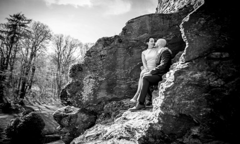 Brautpaar vor imposanten Felsen