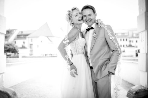 Brautpaar lachend am Schloss Freudenstein Freiberg