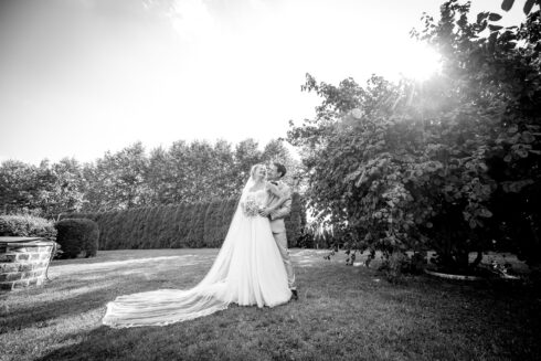 Brautpaar glücklich umspielt von der Sonne