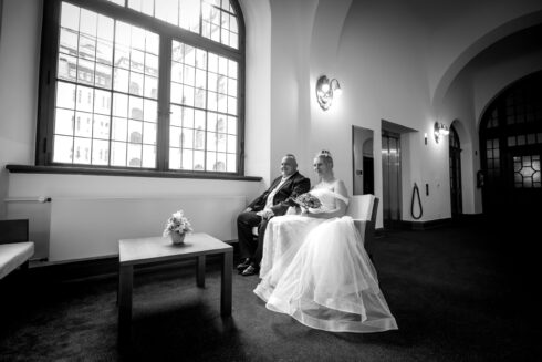 Brautpaar im Stadthaus Leipzig auf die Trauung wartend