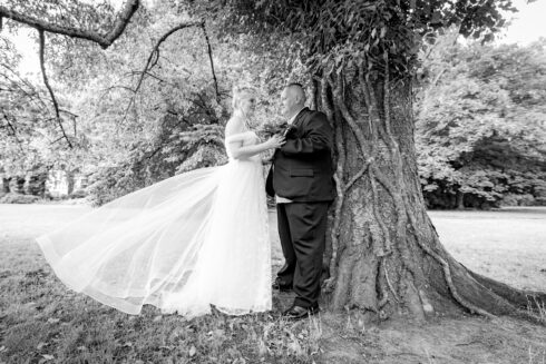 Brautpaar im Plastikpark gegenüber dem Stadthaus Standesamt Leipzig