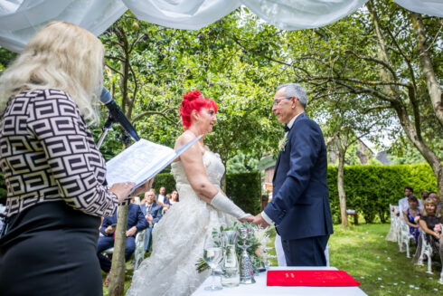 Brautpaar im Wedding Garden der Hochzeitkapelle Callenberg bei Taubert´s in Reichenbach