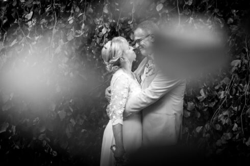 Brautpaar im Kloster Nimbschen schaut sich zärtlich an der Ruine in die Augen