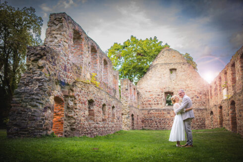 Brautpaar im Kloster Nimbschen hält sich tanzend fest an der Ruine Kloster Nimbschen