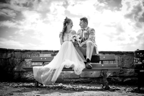 Brautpaar auf dem Schlossberg Chemnitz auf einer Bank