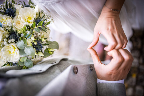 Brautpaar, mit den Händen ein Herz bildend