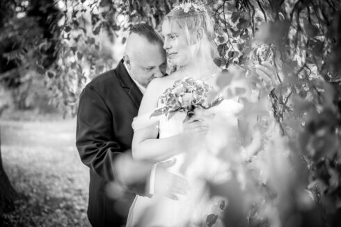 Brautpaar im Plastikpark gegenüber dem Stadthaus Standesamt Leipzig